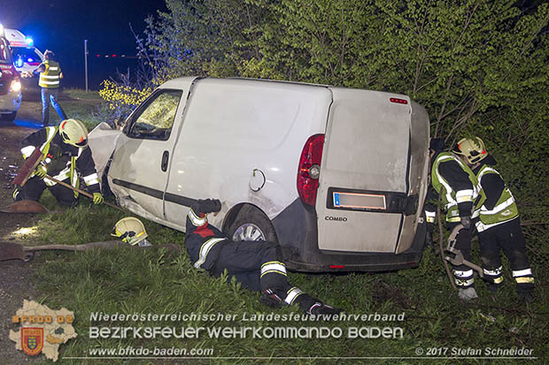 20170413 Schwerer Verkehrsufall auf der L156 Traiskirchen-Trumau  Foto: © Stefan Schneider