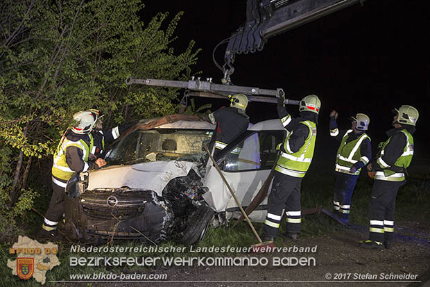 20170413 Schwerer Verkehrsufall auf der L156 Traiskirchen-Trumau  Foto: © Stefan Schneider
