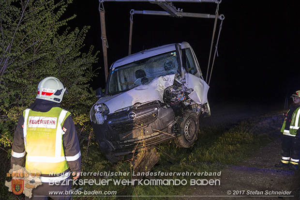 20170413 Schwerer Verkehrsufall auf der L156 Traiskirchen-Trumau  Foto: © Stefan Schneider