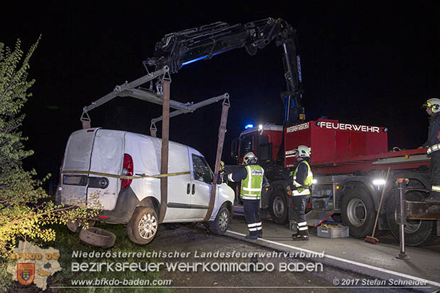 20170413 Schwerer Verkehrsufall auf der L156 Traiskirchen-Trumau  Foto: © Stefan Schneider