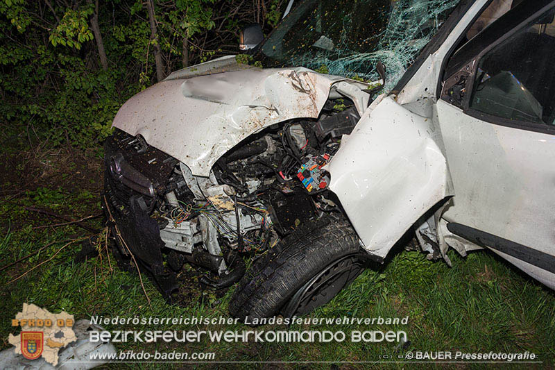 20170413 Schwerer Verkehrsufall auf der L156 Traiskirchen-Trumau  Foto: © BAUER Pressefotografie