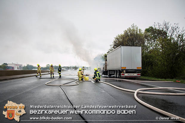 20170418 Lkw Brand auf der A2 zwischen Leobersdorf u. Wöllersdorf Foto: FF Bad Vöslau / Daniel Wirth 20170418 Lkw Brand auf der A2 zwischen Leobersdorf u. Wöllersdorf Foto: FF Bad Vöslau / Daniel Wirth