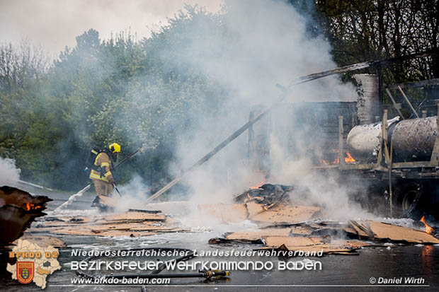 20170418 Lkw Brand auf der A2 zwischen Leobersdorf u. Wöllersdorf Foto: FF Bad Vöslau / Daniel Wirth 20170418 Lkw Brand auf der A2 zwischen Leobersdorf u. Wöllersdorf Foto: FF Bad Vöslau / Daniel Wirth