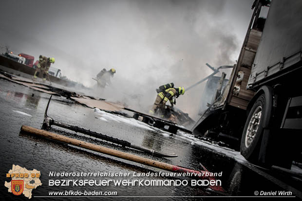 20170418 Lkw Brand auf der A2 zwischen Leobersdorf u. Wöllersdorf Foto: FF Bad Vöslau / Daniel Wirth 20170418 Lkw Brand auf der A2 zwischen Leobersdorf u. Wöllersdorf Foto: FF Bad Vöslau / Daniel Wirth