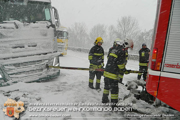 20170419 Verkehrschaos auf der A21 zwischen Alland und Hochstraß Foto: © FF Gaaden 20170419 Verkehrschaos auf der A21 zwischen Alland und Hochstraß Foto: © FF Gaaden