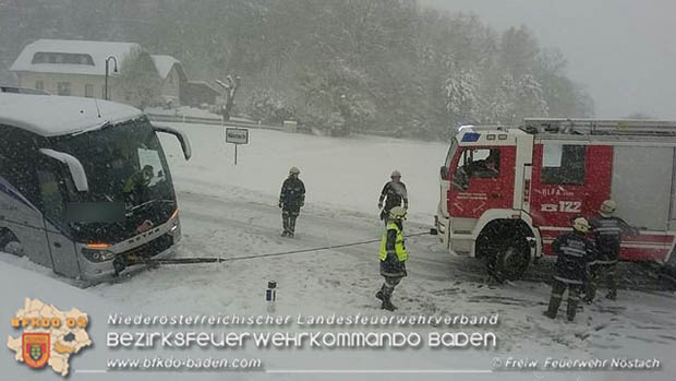 20170419 Autobusbergung in Nöstach/Hafnerberg Foto: © FF Nöstach 20170419 Autobusbergung in Nöstach/Hafnerberg Foto: © FF Nöstach
