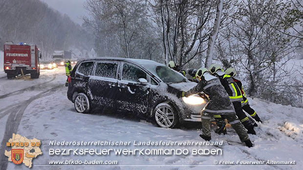 20170419 mehrere Fahrzeugbergungen auf der LB18 bei Altenmarkt a.d.Triesting  Foto: © FF Altenmarkt