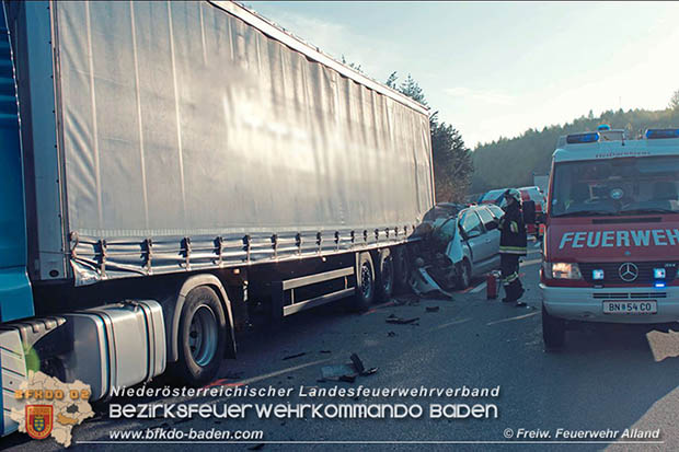 20170425 Auffahrunfall auf der A21 zwischen Heiligenkreuz und Mayerling fordert Todesopfer  Foto: © Freiwillige Feuerwehr Alland