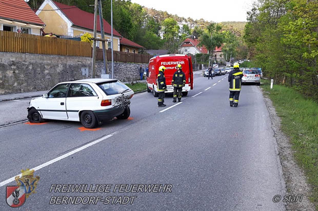 20170425 Verkehrsufall mit 3 Fahrzeugen auf der LB18 Höhe Berndorf Fabrik  Foto: Florian Stadler FF Berndorf-Stadt
