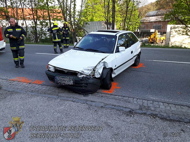 20170425 Verkehrsufall mit 3 Fahrzeugen auf der LB18 Hoehe Berndorf Fabrik  Foto: Florian Stadler FF Berndorf-Stadt