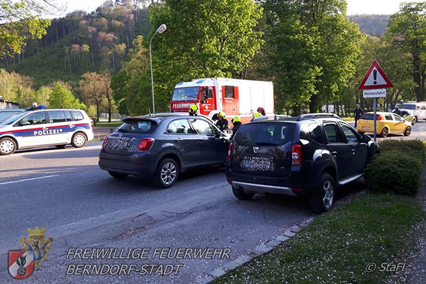 20170425 Verkehrsufall mit 3 Fahrzeugen auf der LB18 Hoehe Berndorf Fabrik  Foto: Florian Stadler FF Berndorf-Stadt