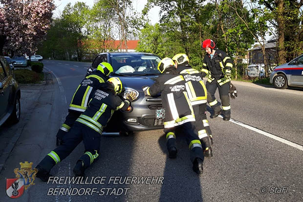 20170425 Verkehrsufall mit 3 Fahrzeugen auf der LB18 Hoehe Berndorf Fabrik  Foto: Florian Stadler FF Berndorf-Stadt