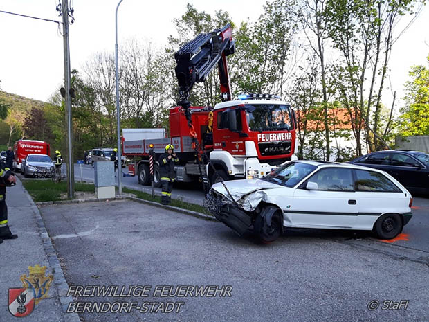 20170425 Verkehrsufall mit 3 Fahrzeugen auf der LB18 Hoehe Berndorf Fabrik  Foto: Florian Stadler FF Berndorf-Stadt