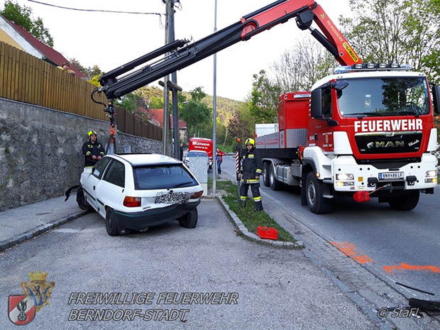20170425 Verkehrsufall mit 3 Fahrzeugen auf der LB18 Hoehe Berndorf Fabrik  Foto: Florian Stadler FF Berndorf-Stadt