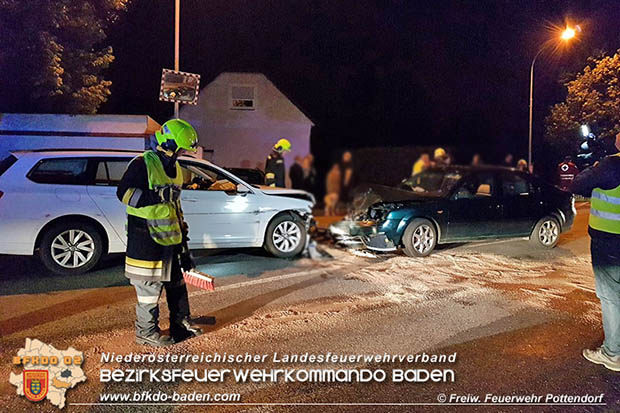 20170428 Frontalcrash im Ortsgebiet Pottendorf forderte Verletzte  Foto: © Freiwillige Feuerwehr Pottendorf