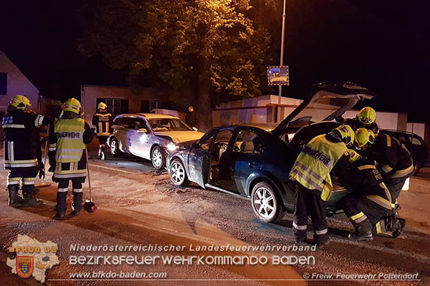 20170428 Frontalcrash im Ortsgebiet Pottendorf forderte Verletzte  Foto: © Freiwillige Feuerwehr Pottendorf