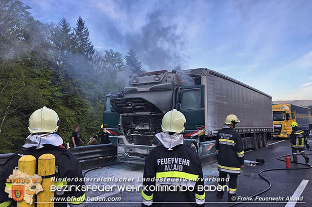 20170503 Lkw Brand auf der A21 kurz vor Hochstraß Bezirk Baden  Foto: © Joachim Zagler  FF Alland 