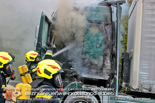 20170503 Lkw Brand auf der A21 kurz vor Hochstraß Bezirk Baden  Foto: © Joachim Zagler  FF Alland 