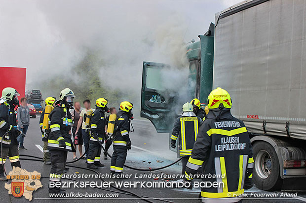 20170503 Lkw Brand auf der A21 kurz vor Hochstraß Bezirk Baden  Foto: © Joachim Zagler  FF Alland 