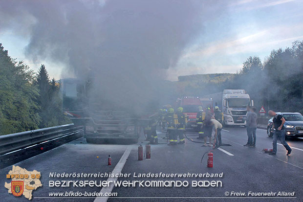 20170503 Lkw Brand auf der A21 kurz vor Hochstraß Bezirk Baden  Foto: © Joachim Zagler  FF Alland 
