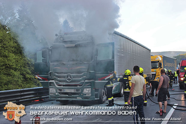 20170503 Lkw Brand auf der A21 kurz vor Hochstraß Bezirk Baden  Foto: © Joachim Zagler  FF Alland 