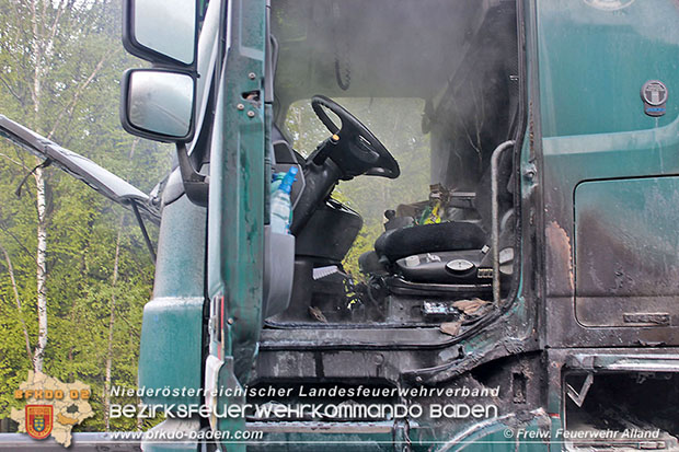 20170503 Lkw Brand auf der A21 kurz vor Hochstraß Bezirk Baden  Foto: © Joachim Zagler  FF Alland 
