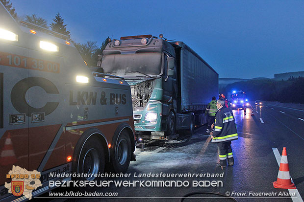 20170503 Lkw Brand auf der A21 kurz vor Hochstraß Bezirk Baden  Foto: © Joachim Zagler  FF Alland 