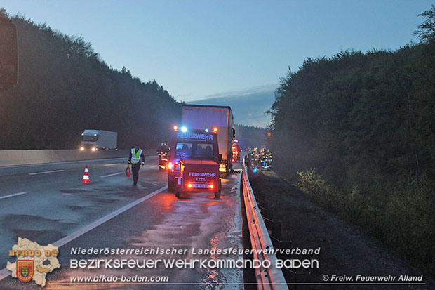 20170503 Lkw Brand auf der A21 kurz vor Hochstraß Bezirk Baden  Foto: © Joachim Zagler  FF Alland 