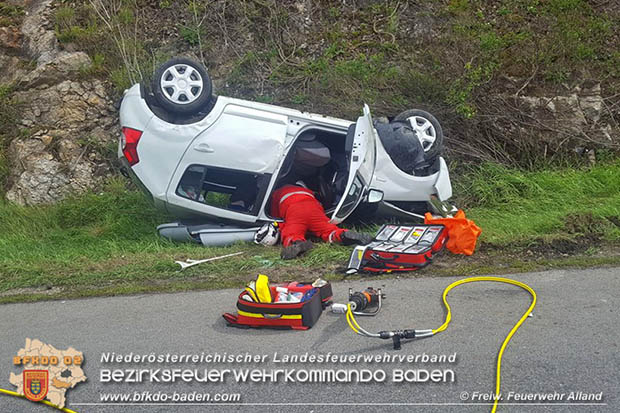 20170505 Fahrzeugüberschlag auf der A21 bei Alland forderte Autobahnsperre  Foto: Nicole BERNHARD FF Alland 