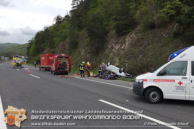 20170505 Fahrzeugüberschlag auf der A21 bei Alland forderte Autobahnsperre  Foto: Felix Römer FF Alland