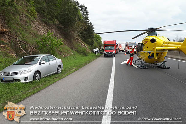20170505 Fahrzeugüberschlag auf der A21 bei Alland forderte Autobahnsperre  Foto: Harald Schieder FF Alland 