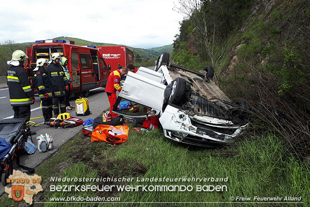 20170505 Fahrzeugüberschlag auf der A21 bei Alland forderte Autobahnsperre  Foto: Harald Schieder FF Alland 