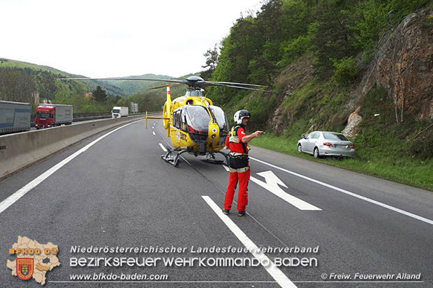 20170505 Fahrzeugüberschlag auf der A21 bei Alland forderte Autobahnsperre  Foto: Harald Schieder FF Alland 