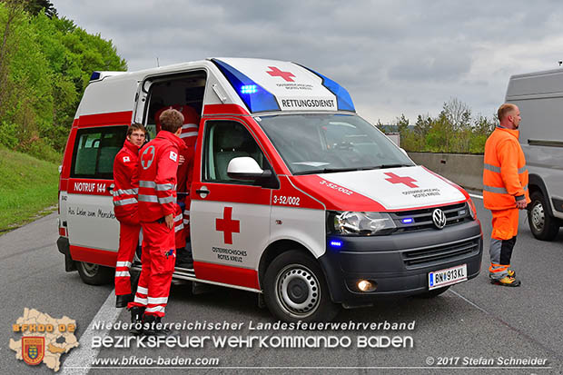 20170505 Fahrzeugüberschlag auf der A21 bei Alland forderte Autobahnsperre  Foto: Stefan Schneider BFK Baden