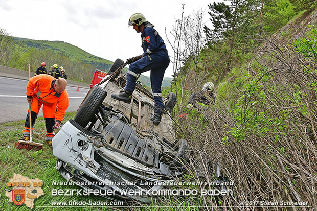 20170505 Fahrzeugüberschlag auf der A21 bei Alland forderte Autobahnsperre  Foto: Stefan Schneider BFK Baden