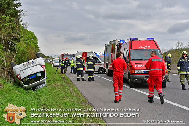 20170505 Fahrzeugüberschlag auf der A21 bei Alland forderte Autobahnsperre  Foto: Stefan Schneider BFK Baden