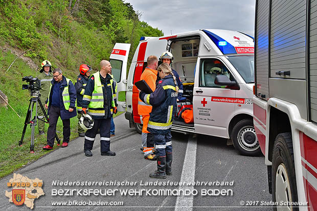 20170505 Fahrzeugüberschlag auf der A21 bei Alland forderte Autobahnsperre  Foto: Stefan Schneider BFK Baden