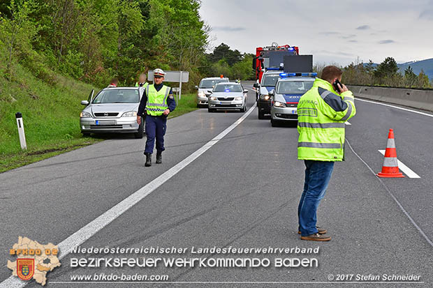 20170505 Fahrzeugüberschlag auf der A21 bei Alland forderte Autobahnsperre  Foto: Stefan Schneider BFK Baden