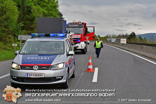 20170505 Fahrzeugüberschlag auf der A21 bei Alland forderte Autobahnsperre  Foto: Stefan Schneider BFK Baden