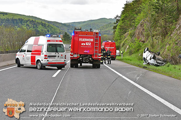 20170505 Fahrzeugüberschlag auf der A21 bei Alland forderte Autobahnsperre  Foto: Stefan Schneider BFK Baden