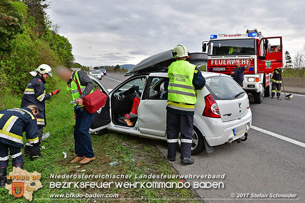 20170505 Fahrzeugüberschlag auf der A21 bei Alland forderte Autobahnsperre  Foto: Stefan Schneider BFK Baden