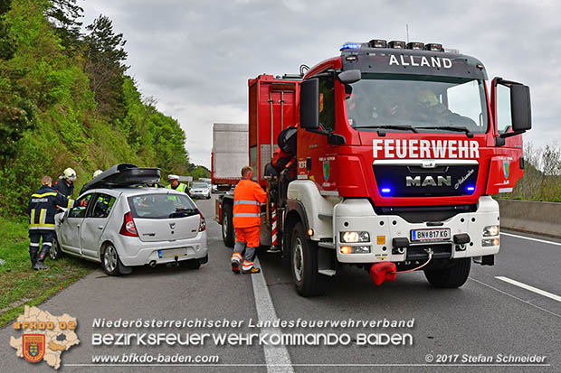 20170505 Fahrzeugüberschlag auf der A21 bei Alland forderte Autobahnsperre  Foto: Stefan Schneider BFK Baden