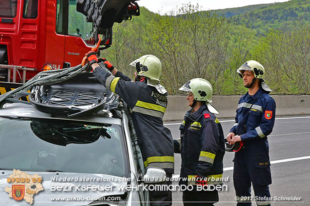 20170505 Fahrzeugüberschlag auf der A21 bei Alland forderte Autobahnsperre  Foto: Stefan Schneider BFK Baden