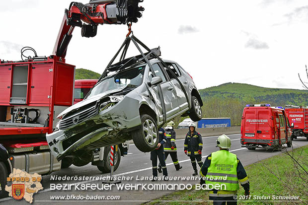 20170505 Fahrzeugüberschlag auf der A21 bei Alland forderte Autobahnsperre  Foto: Stefan Schneider BFK Baden
