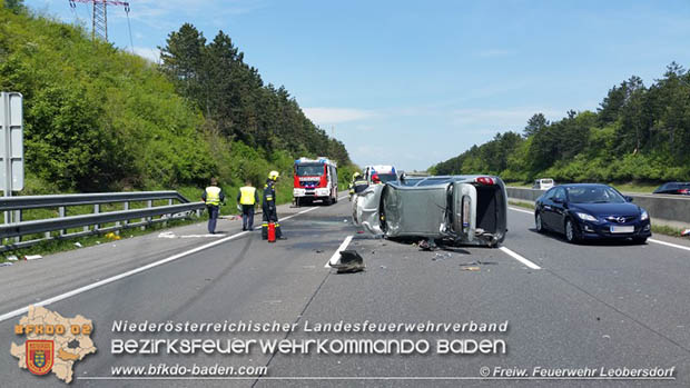 20170507 Pkw prallt auf der A2 gegen Randleitschiene  Foto: © SB ÖA  Martin Pock  FF Leobersdorf