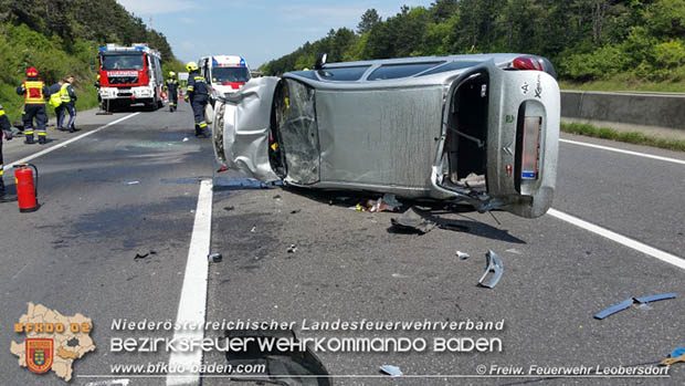 20170507 Pkw prallt auf der A2 gegen Randleitschiene Foto: © SB ÖA Martin Pock FF Leobersdorf 20170507 Pkw prallt auf der A2 gegen Randleitschiene Foto: © SB ÖA Martin Pock FF Leobersdorf