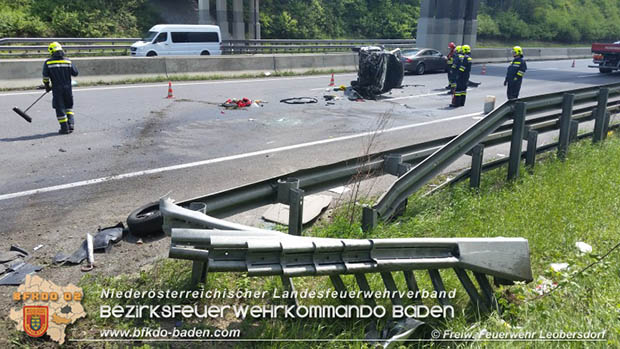 20170507 Pkw prallt auf der A2 gegen Randleitschiene  Foto: © SB ÖA  Martin Pock  FF Leobersdorf