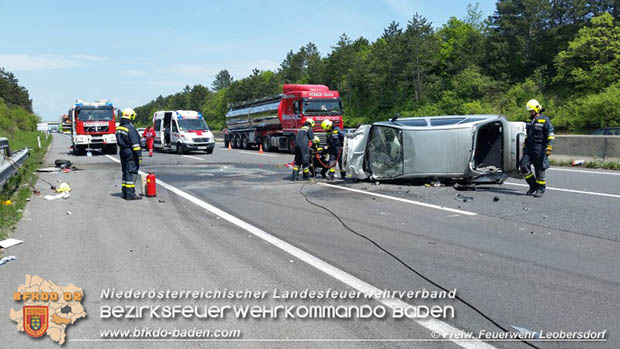 20170507 Pkw prallt auf der A2 gegen Randleitschiene Foto: © SB ÖA Martin Pock FF Leobersdorf 20170507 Pkw prallt auf der A2 gegen Randleitschiene Foto: © SB ÖA Martin Pock FF Leobersdorf