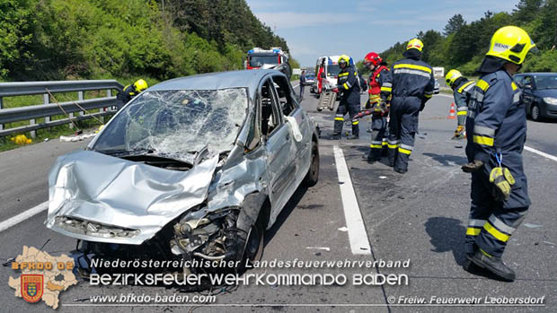 20170507 Pkw prallt auf der A2 gegen Randleitschiene Foto: © SB ÖA Martin Pock FF Leobersdorf 20170507 Pkw prallt auf der A2 gegen Randleitschiene Foto: © SB ÖA Martin Pock FF Leobersdorf