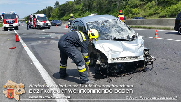 20170507 Pkw prallt auf der A2 gegen Randleitschiene Foto: © SB ÖA Martin Pock FF Leobersdorf 20170507 Pkw prallt auf der A2 gegen Randleitschiene Foto: © SB ÖA Martin Pock FF Leobersdorf